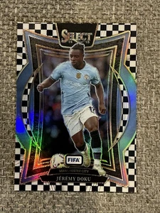 Jeremy Doku 2024-25 Select FIFA Fútbol Blanco y Negro Tablero Estuche Hit SSP - Imagen 1 de 2