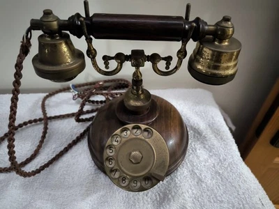 telefono antico in stile retrò - Immagine 1 di 4