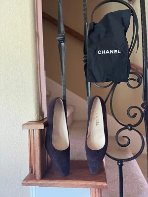 Zapatos de salón Chanel clásicos de gamuza púrpura oscuro, talla 39 B, usados Foto 1 de 4