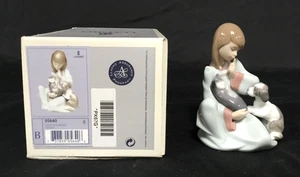 Lladro #5640 "Gatito en el Regazo" Figur mit Box - Mädchen mit Katze & Welpe - Rentner - Bild 1 von 13