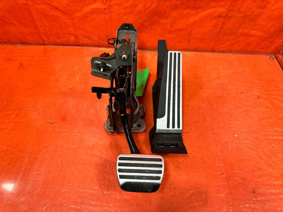 08-15 INFINITI G37 & Q60 - CUPÉ 2D - MOLDURA DEPORTIVA ALUMINIO - PEDAL GASOLINA Y FRENO Foto 1 de 4