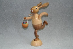 Osterhase Naturfarbener Hase mit Korb voller bunter Eier auf Holzsockel Höhe 35c - Picture 1 of 1