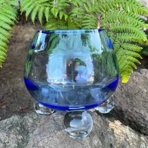 Jarrón vintage Tiffin Copen azul vidrio soplado a mano base de tres patas MCM decoración - Imagen 1 de 6