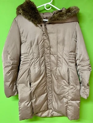 Abrigo parka grande Tahari tostado para mujer con cuello de piel marrón + capucha - bolsillos con cremallera Foto 1 de 2