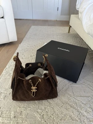 Nuevo Bolso Hobo Pequeño 25K CHANEL Marrón Gamuza 25k Bolso Antiguo Dorado Herrajes Foto 1 de 4