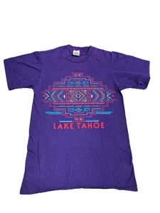 T-shirt uomo vintage Lake Tahoe small S viola destinazione maglietta jerzees tag USA - Foto 1 di 10