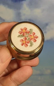 Vintage Plastic & Metal Trinket Pill  Box. 4cm x 2cm - Picture 1 of 6