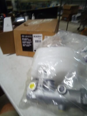 Cilindro maestro con depósito Ford F-250 F-350 Super Duty 2014-2016 MCA630947 Foto 1 de 4