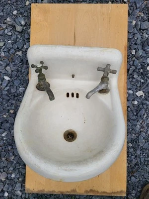 Fregadero de pared antiguo de hierro fundido de porcelana blanca con respaldo alto estándar ver detalles y foto Foto 1 de 4