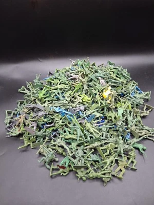 Lote de 342 soldados de plástico MPC de colección de los años 60-70 varias épocas de guerra todos firmados Foto 1 de 4