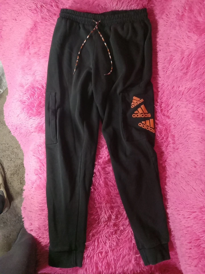 Pantalones de vellón Adidas Essentials BrandLove para hombre talla pequeña negros y naranjas Foto 1 de 4