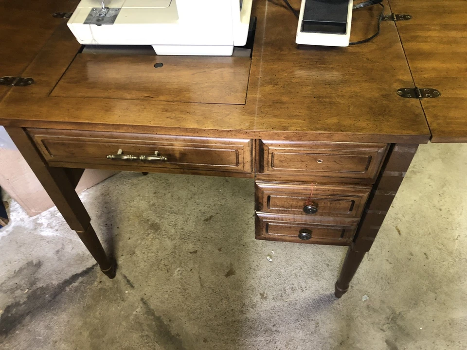 Máquina de coser Sears Roebuck con armario modelo #56696765 Foto 1 de 4