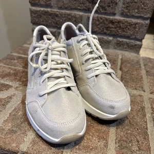 Munro Sutton Silver Leather Sneakers Size 8.5W - Picture 1 of 23