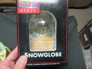 The Scoutmaster, de pintura csatari, globo de nieve, en caja BB - Imagen 1 de 3