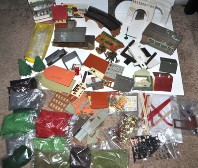 Gran Lote De Colección de Edificios Faller/Vollmer/Atlas y Piezas/Paisaje/Personas/Árboles Foto 1 de 4