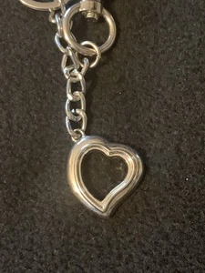 Llavero con clip con dije de corazón metal plateado - Imagen 1 de 4