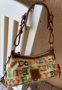 Bolso de mano Dooney & Bourke mediano multicolor corazón monograma recubierto de lona - Imagen 1 de 7