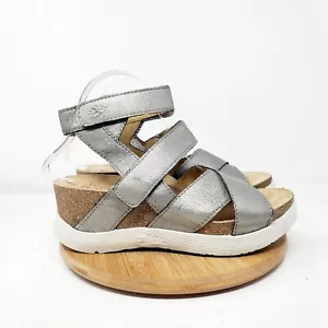 Sandalias de cuña Fly London para mujer 39 zapatos con plataforma de cuero plateado con tiras de cuña - Imagen 1 de 12