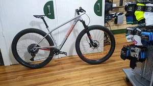 TREK STACHE 9.7 2018-19.5" (L) SILVER IN GOOD USED CONDITION! - Picture 1 of 14