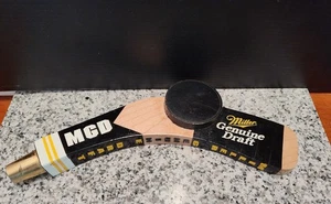 Palo de hockey con mango de grifo de cerveza con disco. 9" de alto. Manija de grifo Miller genuina - Imagen 1 de 7