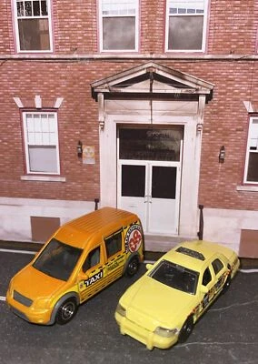 Lote de 2 Matchbox Ford Transit Crown Victoria Taxi Cab Nuevo LFFP Die Cast 1:64 Año Foto 1 de 4