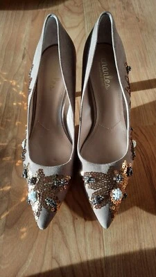 Hermosos zapatos de salón de vestir Charles David talla 9 de gamuza embellecidos, NUEVOS Foto 1 de 4