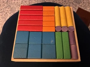 Holzklötze farbig in bestückter Box 44 Stück 8,5” x 8,5” - Bild 1 von 2