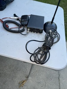 Uniden PRO520XL 40 Channel CB Radio Compact & Antenna - Zdjęcie 1 z 7