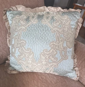 Almohada estilo Croscill azul verdoso claro 18x18 apliques con volantes - Imagen 1 de 4