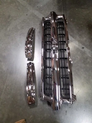 Front Grille For 99-2002 Chevrolet Silverado 1500 / Tahoe 2000-2006 Chrome&Black - Image 1 of 4