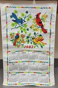 Calendario vintage 1983 asciugamano da tè cucina casetta uccellini cardinale blu Jay Grannycore - Foto 1 di 13