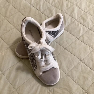 Zapato Tenis Express Mujer’s 7 Blanco Con Brillo Negro Foto 1 de 4