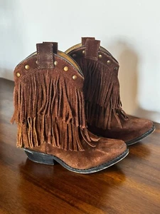 Botas vaqueras de gamuza marrón con flecos talla 10D de Shyanne con detalles de latón niñas - Imagen 1 de 7