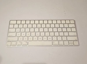 Apple A1644 Magic Keyboard (Wireless Bluetooth) - Bild 1 von 2