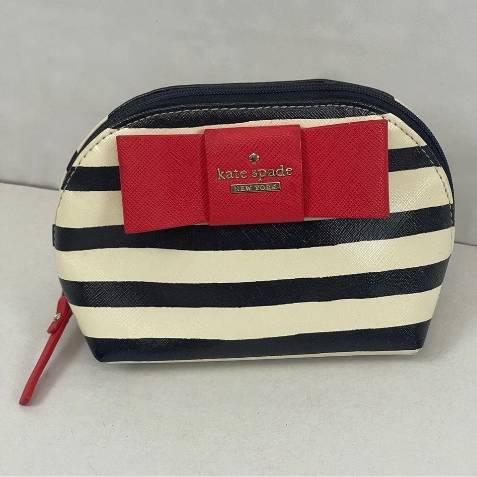 Estuche de cosméticos Kate Spade New York azul marino a rayas con lazo rojo Foto 1 de 4