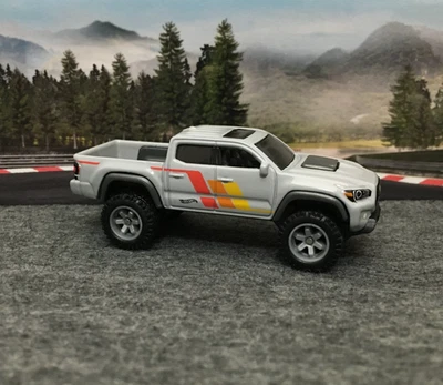 Camión TOYOTA TACOMA Hot Wheels '20 personalizado pilotos reales intercambio de ruedas suelto diecast Foto 1 de 4