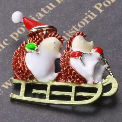 圣诞刺猬胸针可爱珐琅雪橇骑冬季动物珠宝礼品 — 第 1/4 张图片