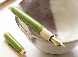 NWB WANCHER “Chanoyu Matcha” 18K Gold Fine Nib Fountain Pen – Green Ivory - Picture 1 of 7