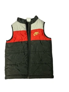 New with Tag Nike Black, Red, Gray, Gold Swoosh Puffer Vest Boys Size 4T - Foto 1 di 3