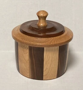 Contenedor decorativo vintage de almacenamiento de tabaco de té de roble torneado a mano con tapa - Imagen 1 de 9