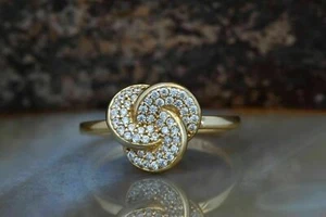 Anillo de compromiso de moissanita de corte redondo de 1,50 quilates enchapado en oro amarillo - Imagen 1 de 7