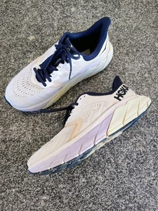 Scarpe da allenamento Hoka One One donna Arahi 5 running taglia 9 B, bianche (molto belle - Foto 1 di 8