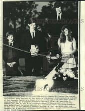Foto imprensa 1970 família Kennedy Rezando No Cemitério Arlington Nacional.