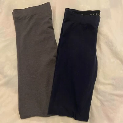 lote de 2 pares de leggings Aeropostale. Talla mediana. Azul marino y gris. Foto 1 de 4