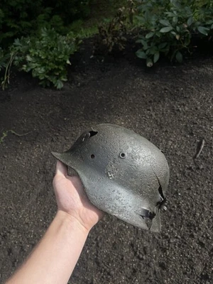 Elmetto tedesco originale Wehrmacht reliquia WW2 combattimento reliquia fori proiettile con decalcomania - Immagine 1 di 4