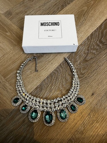 Collana Moschino Couture verde e trasparente diamantata nuova con difetti (prezzo consigliato £550)