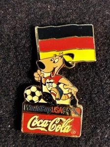 Deutschland Flagge Stryker WM Fußball Hund Maskottchen Coca-Cola Cola Reversnadel - Bild 1 von 1