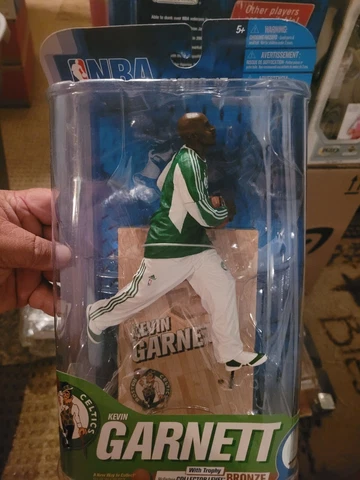 McFarlane Series 17 Kevin Garnett Action Figure w/trophy Boston Celtics NIB Cover