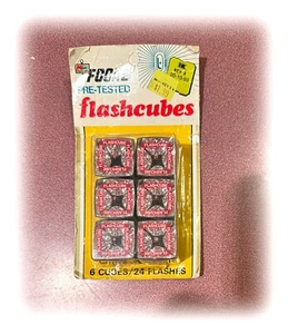 Set 6 cubi flash focali vintage pre-testati 24 flash nuovi con scatola NOS K Mart - Foto 1 di 2