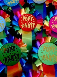 RAINBOW PONY PARTY 1 LIVELLO x10 Rosette in qualità raso faccia singola - Foto 1 di 4
